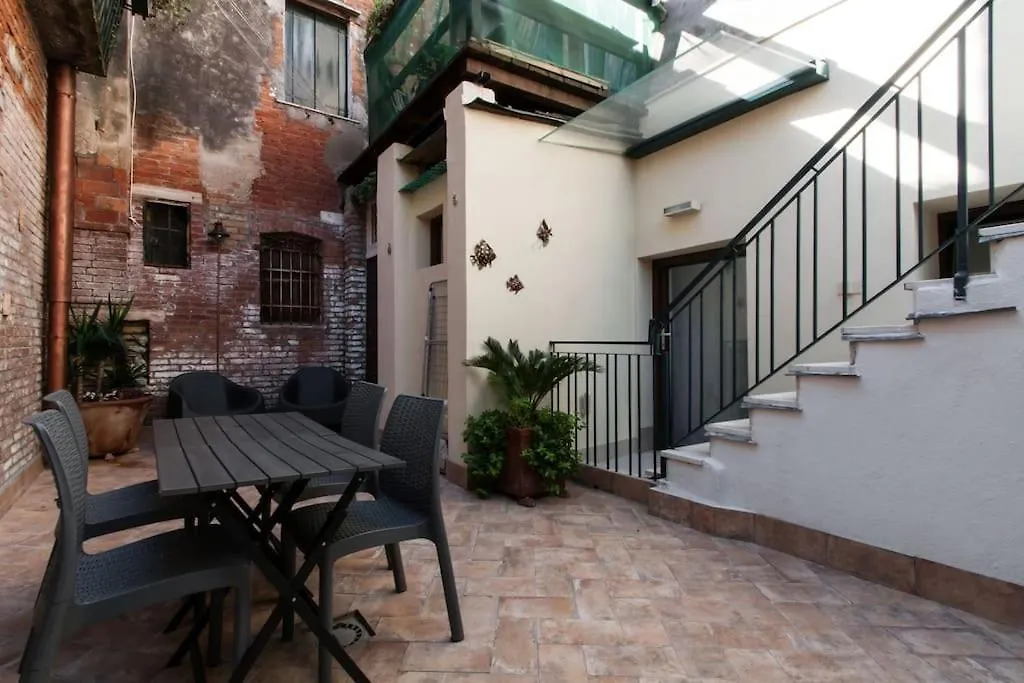 Ca'Mariagrazia Flat In Venice With Private Patio