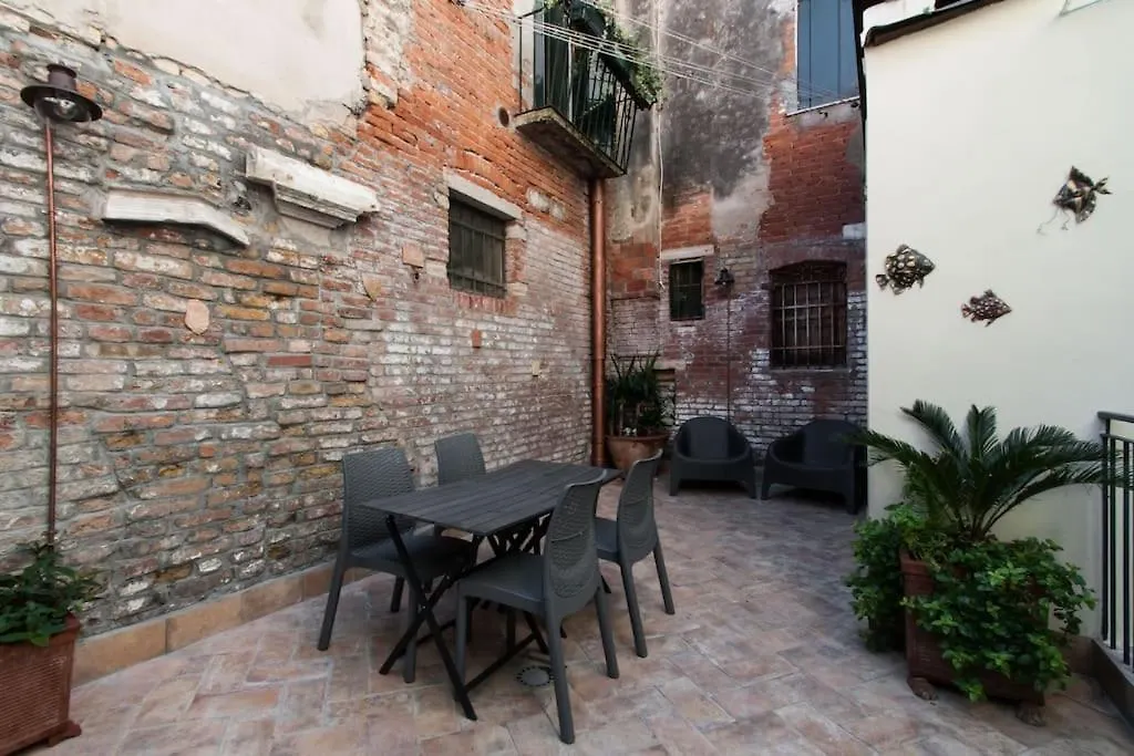 Ca'Mariagrazia Flat In Venice With Private Patio Italië